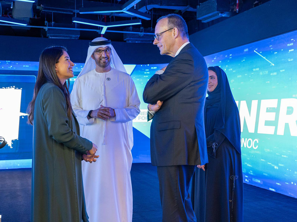 Представители ОАЭ и Германии в цифровом командном центре ADNOC в Абу-Даби